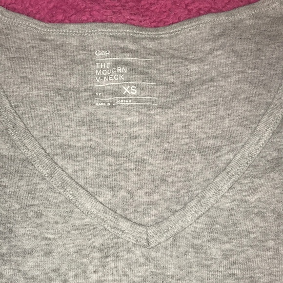 Women’s gap v neck - Picture 2 of 2